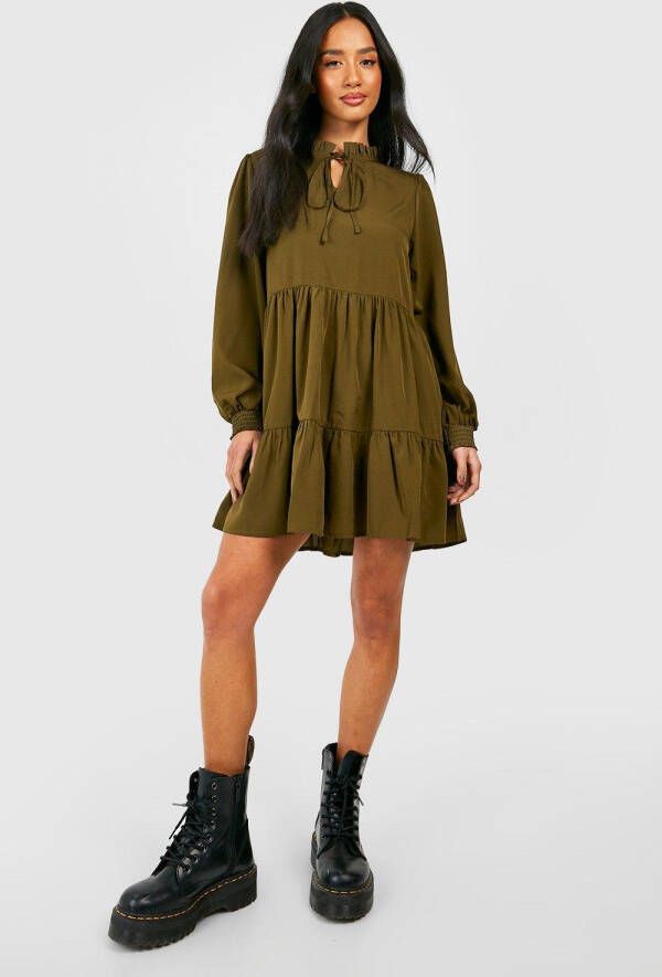 boohoo Petite Gesmokte Jurk Met Laagjes En Volle Mouwen, Khaki
